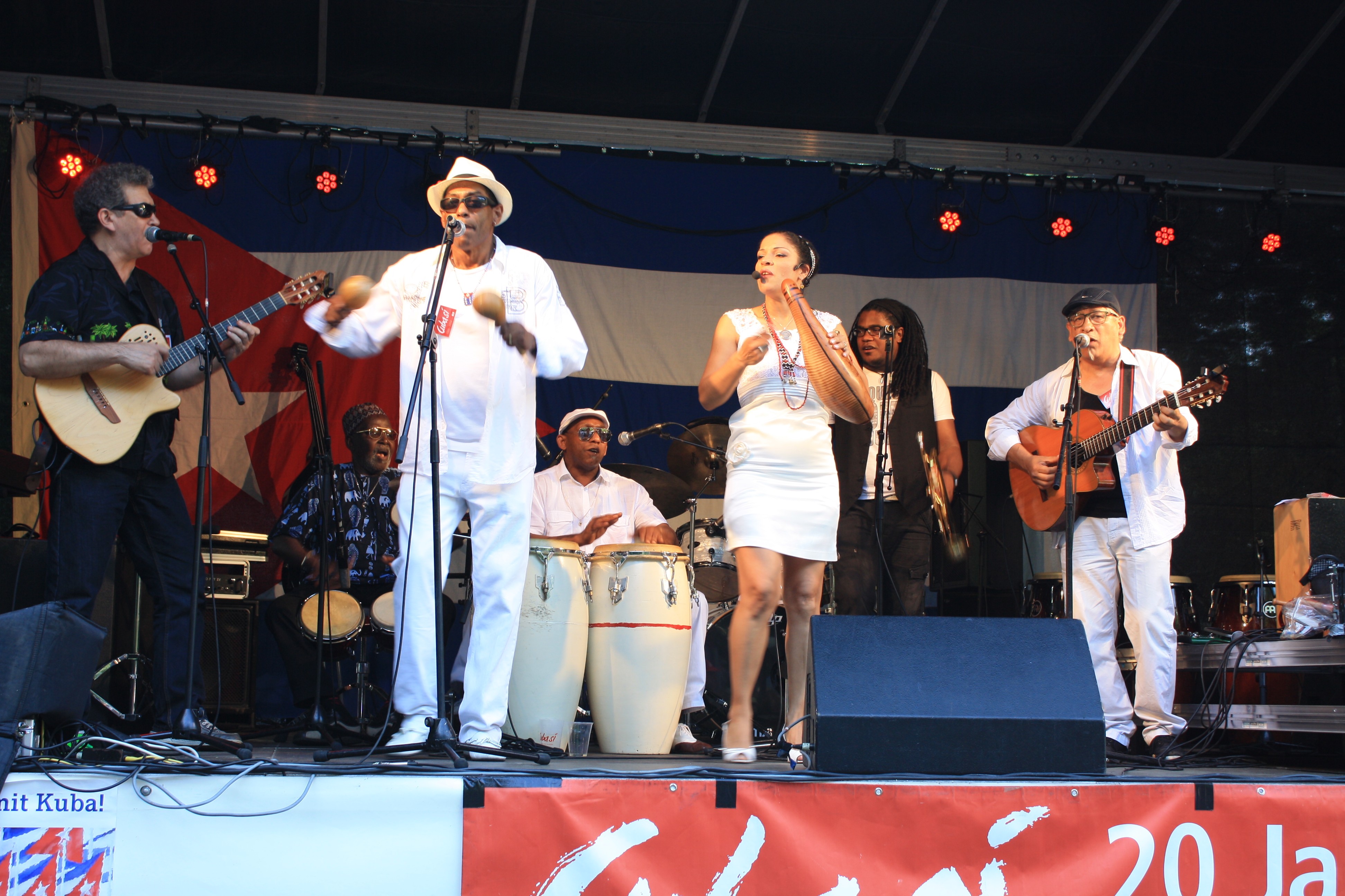 Im Projekt "Son Batey" sind Musiker vereint, die folkloristiche, traditionelle und populäre Musik Kubas spielen.